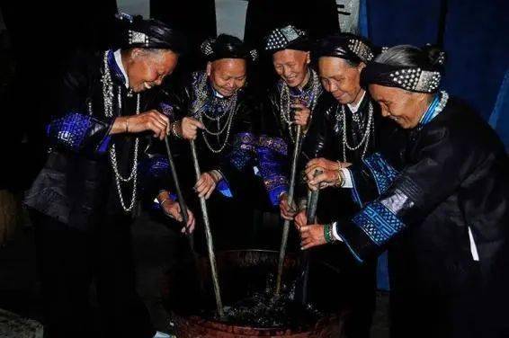 隆林壮族同胞的“新衣” 