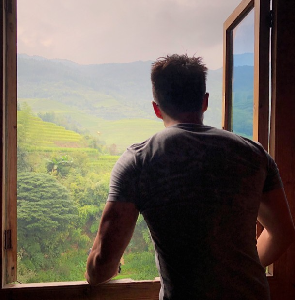 窗户远眺，除了山就是梯田