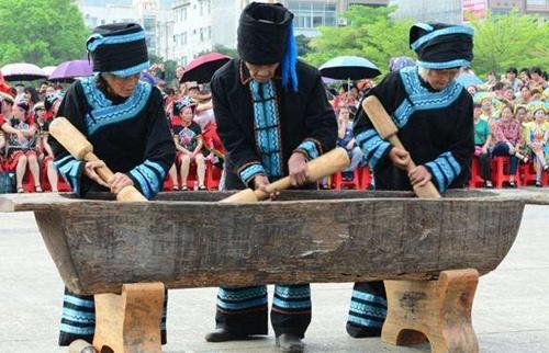 广西金秀瑶族服饰大秀 七彩霓裳时髦又浪漫