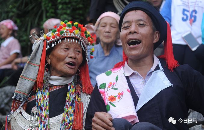 弄山布努瑶，是操着苗语支的瑶族支系，其历史与远古时期的蚩尤文化有关联