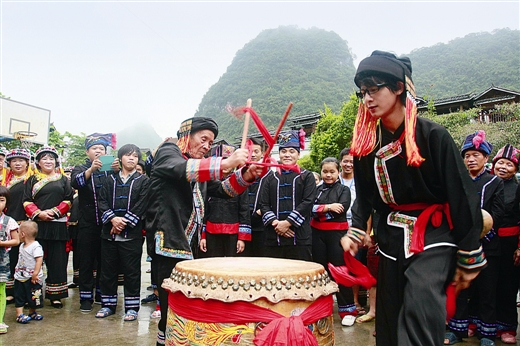 都安花康瑶族新村，一老一少共同击鼓