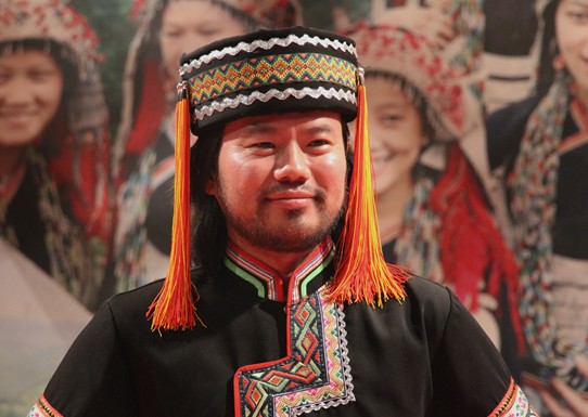 导演丁亚深入巴马瑶寨 观实景演出《梦-巴马》