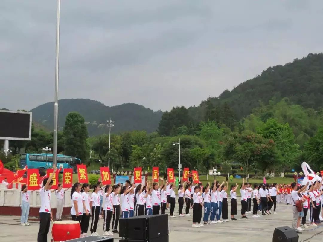 “五四”百年 青春快闪唱响壮瑶山城 