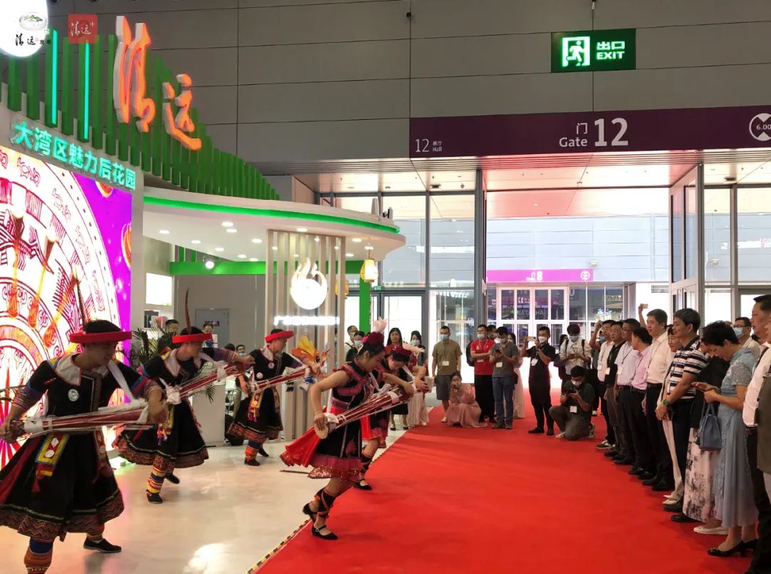 连南的阿贵哥、莎腰妹展示长鼓舞