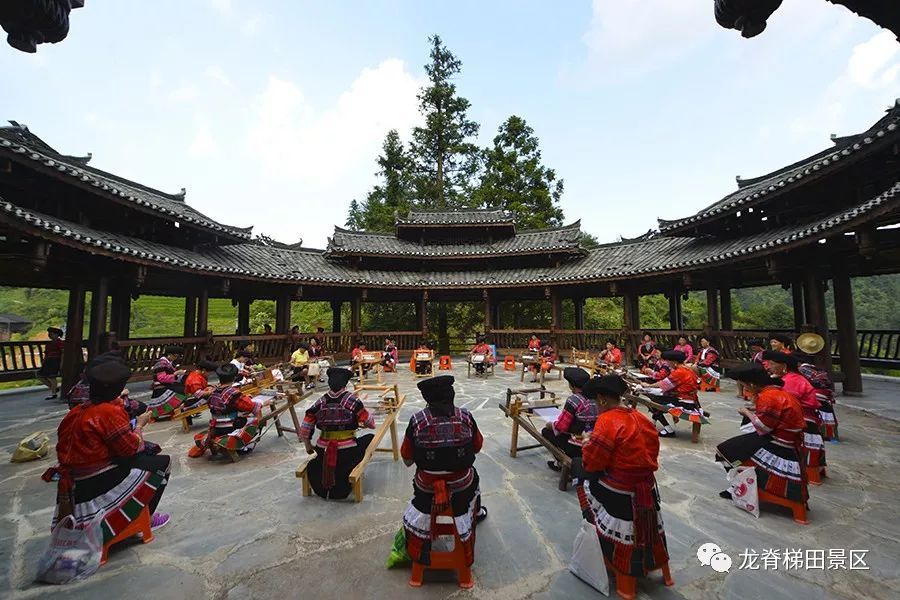 指尖上的技艺传承：龙脊小寨【红瑶服饰】展览馆