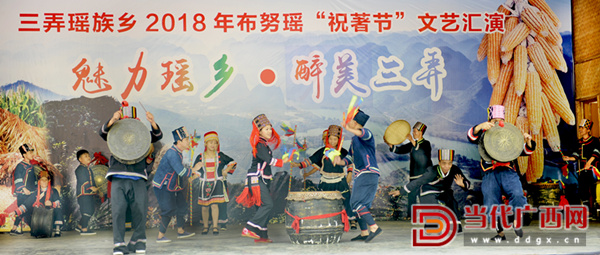 瑶族同胞表演“非遗”节目《瑶族猴鼓舞》（韦禄东 摄）_副本.jpg