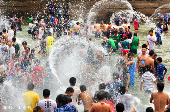 戏水节场景